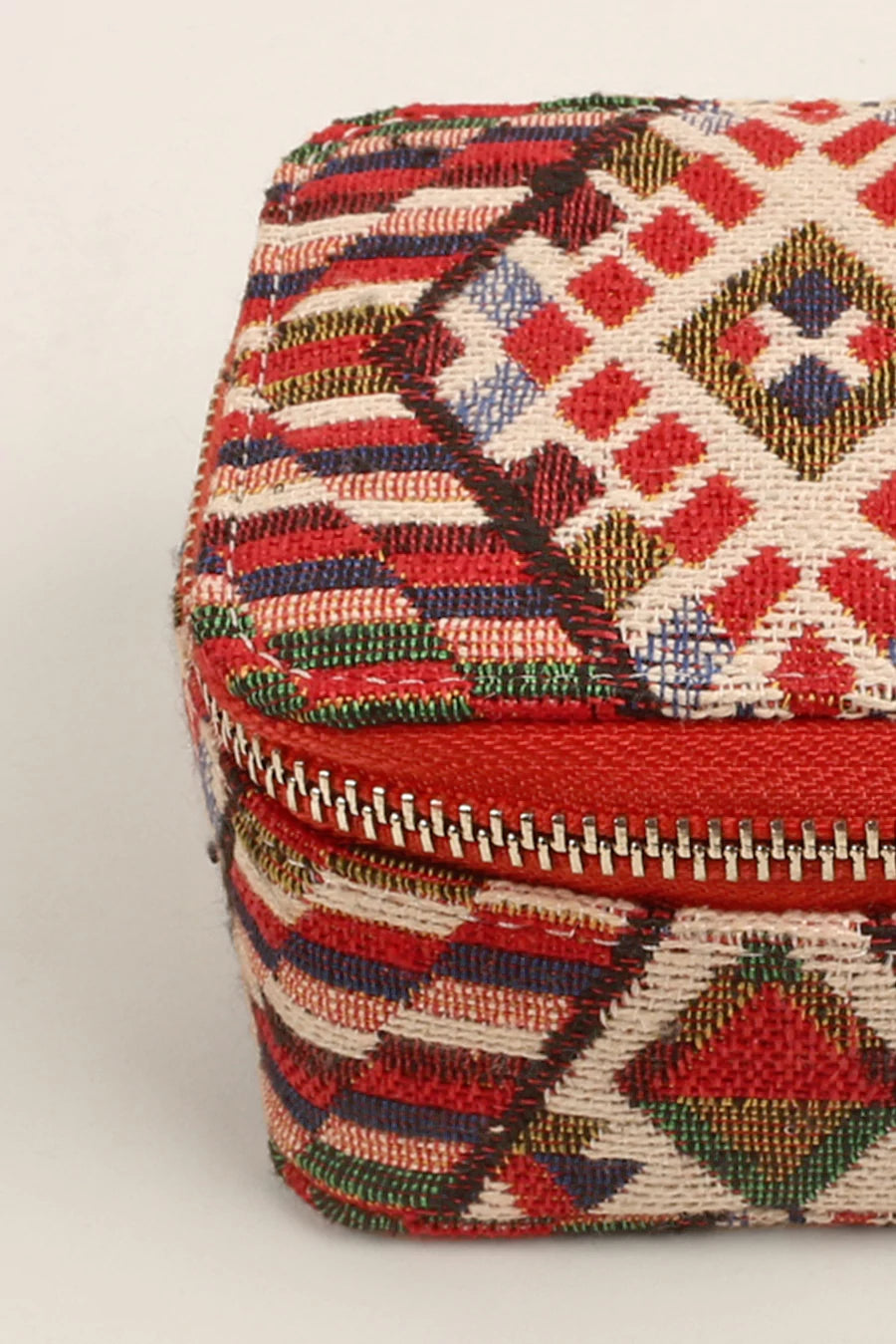 Handloom Jewellery / Watch Case Hazelnut Close