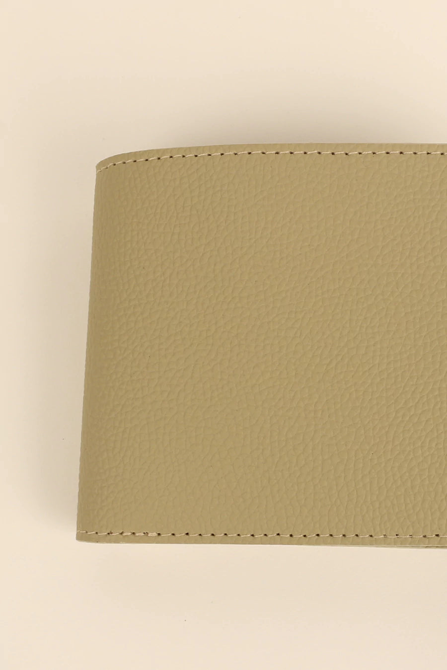 Leonardo Men Vegan Leather Bifold Wallet Gauge Close