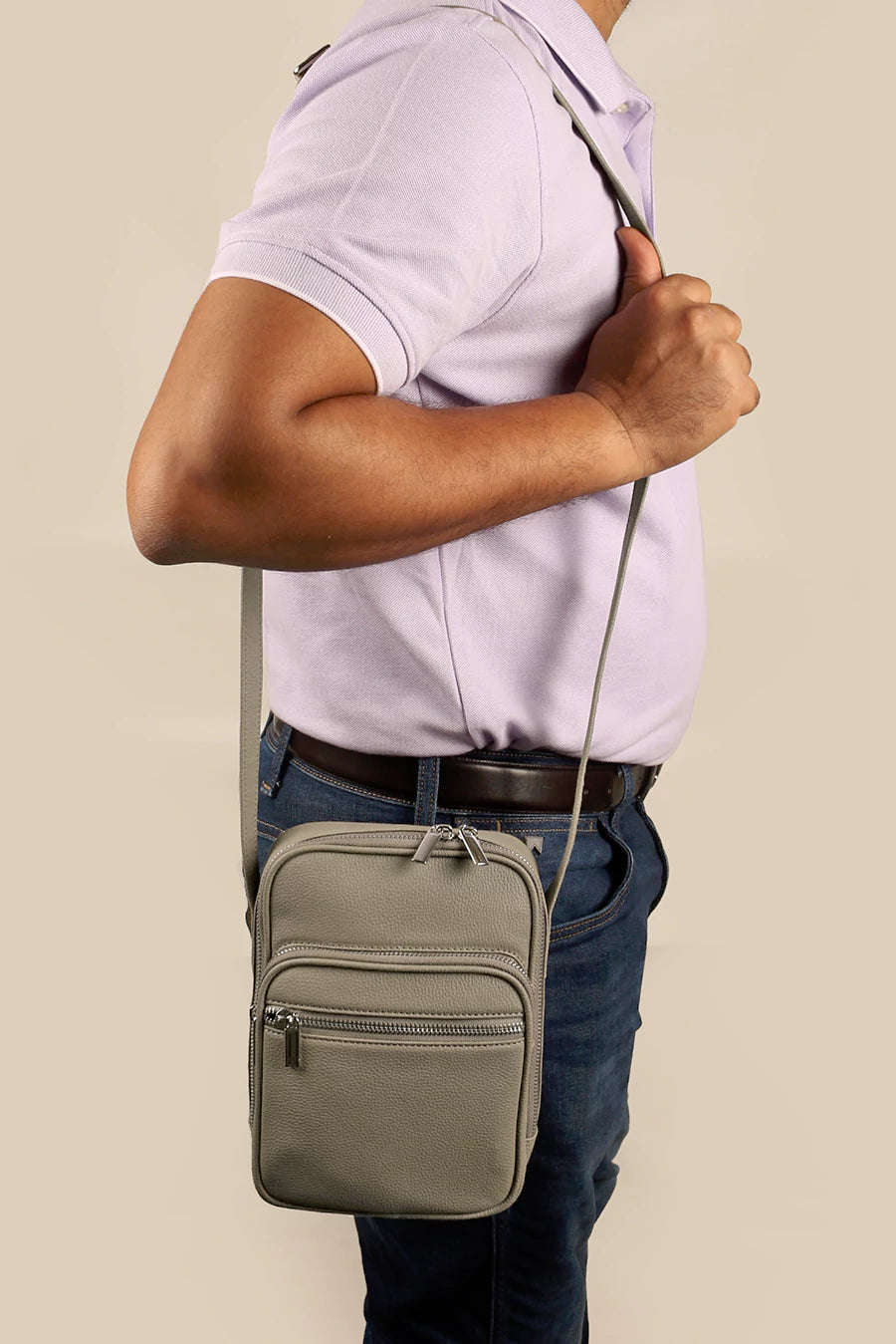Men Vegan Leather Letter Patch Crossbody Bag Limestone
Model 3