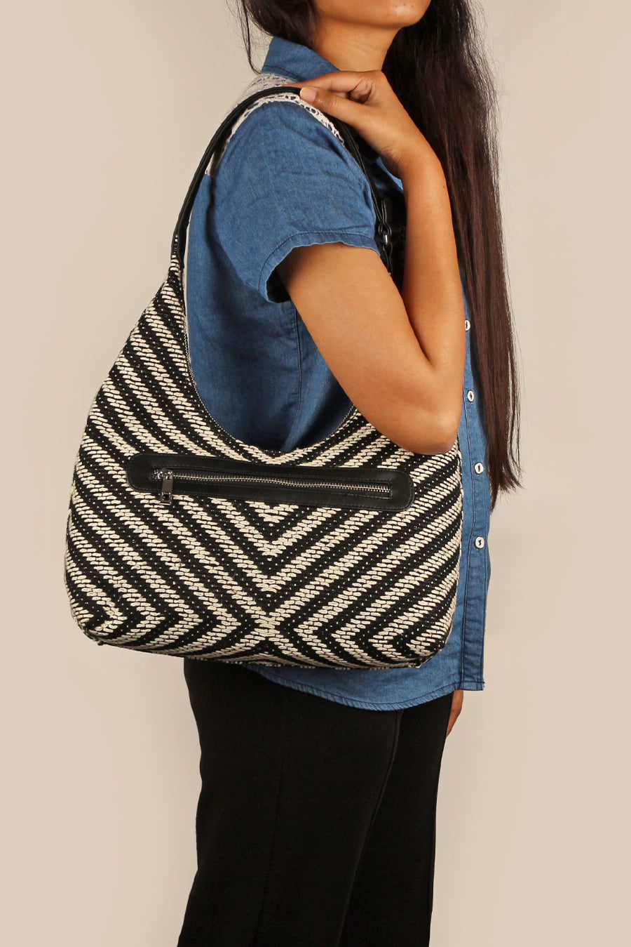 Katie Medium Shoulder Bag Handloom Jet Black Model 1