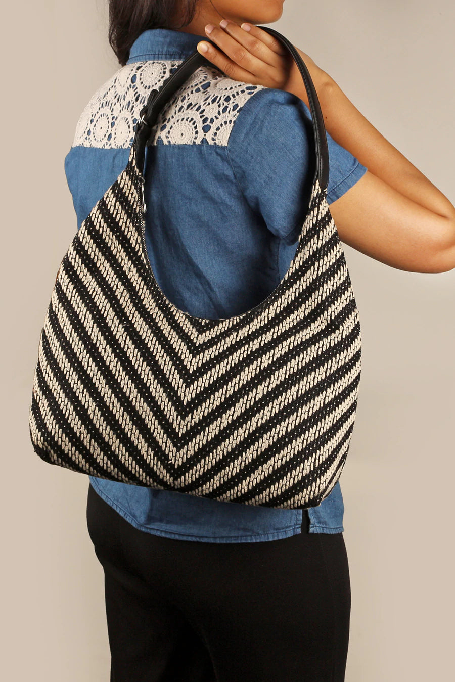 Katie Medium Shoulder Bag Handloom Jet Black Model 2