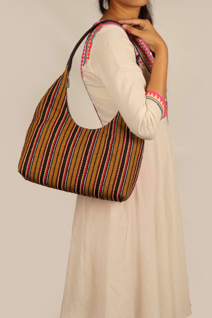 Katie Medium Shoulder Bag Handloom Lilac Model 2