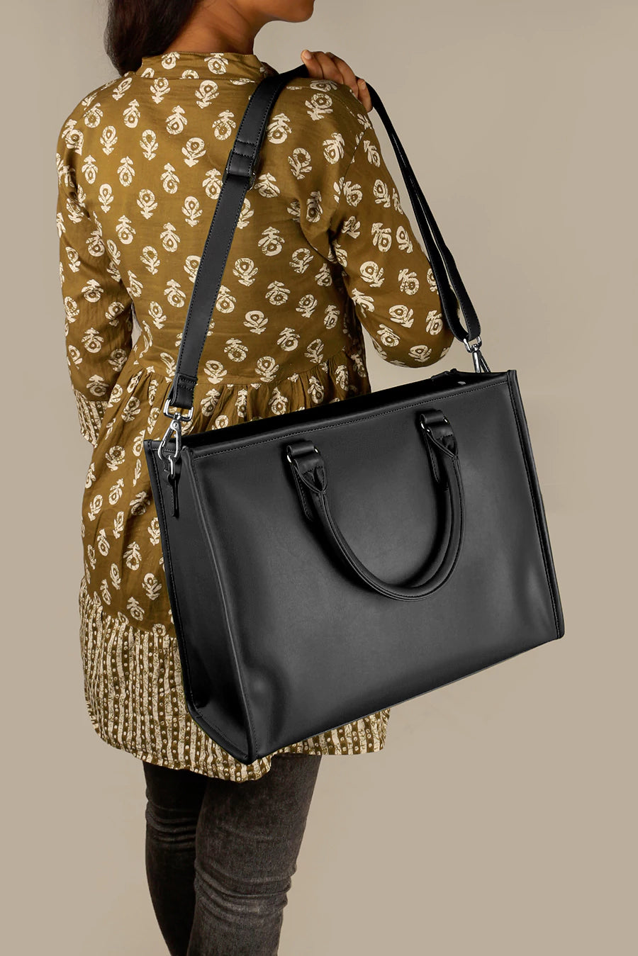Charlotte Women Tote Bag Vegan Leather Vanta Black Model 1